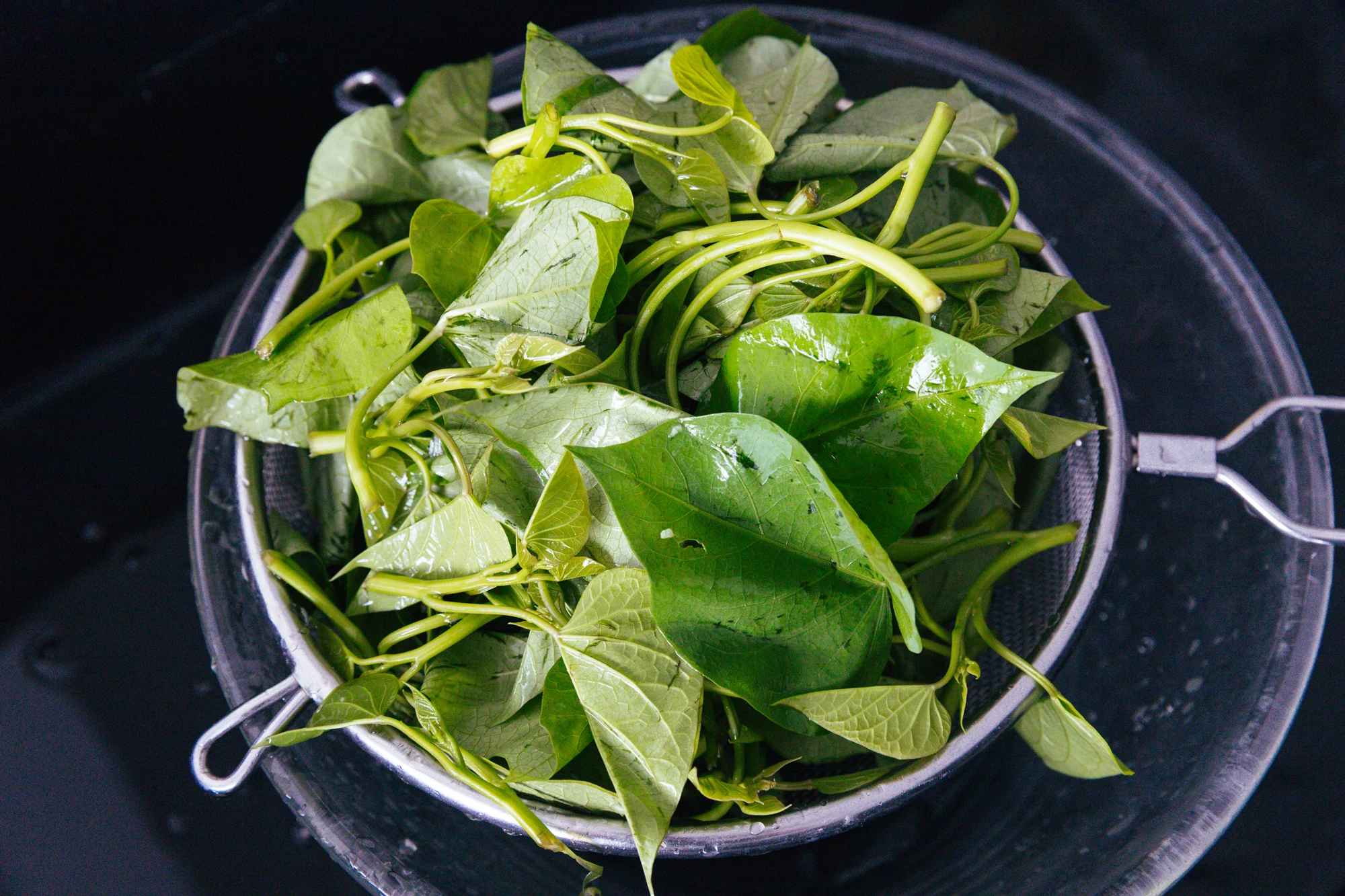 sweet potato leaf stir fry| chinasichuanfood.com